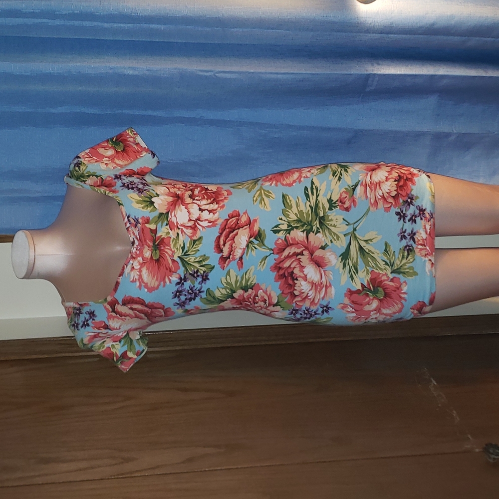 Small forever 21 floral body on dress